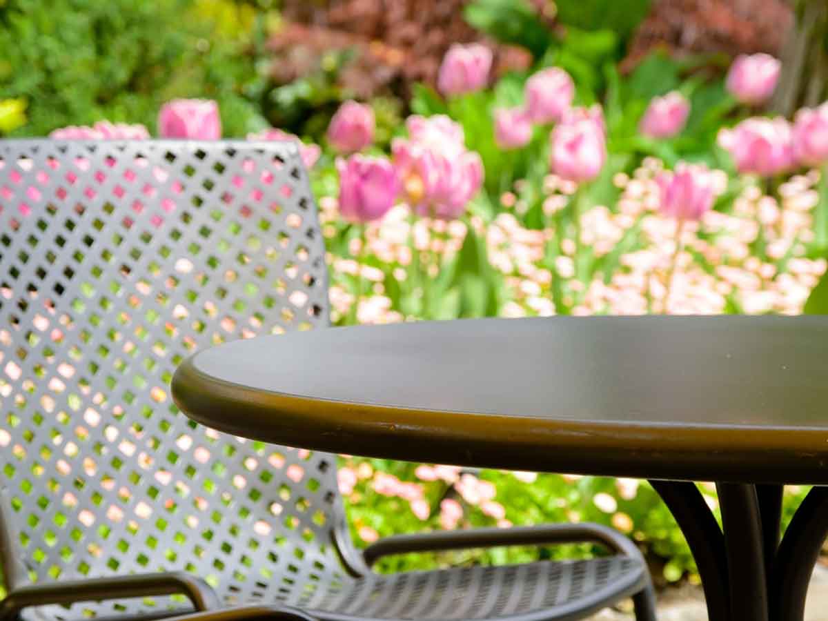 Kleiner Stuhl mit Tisch als Gartenmöbel