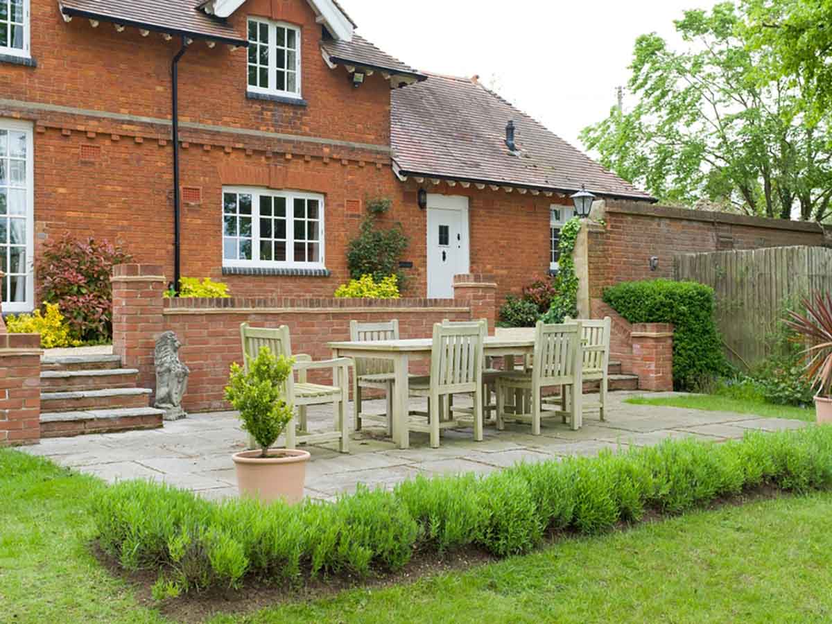 Hochwwertioge Gartenmöbel sollten zur Terrasse und zum Garten passen